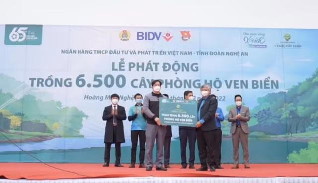 Chương trình “1 triệu cây xanh”: BIDV trồng&nbsp;6.500 cây phòng hộ ven biển tại&nbsp;Nghệ An -1
