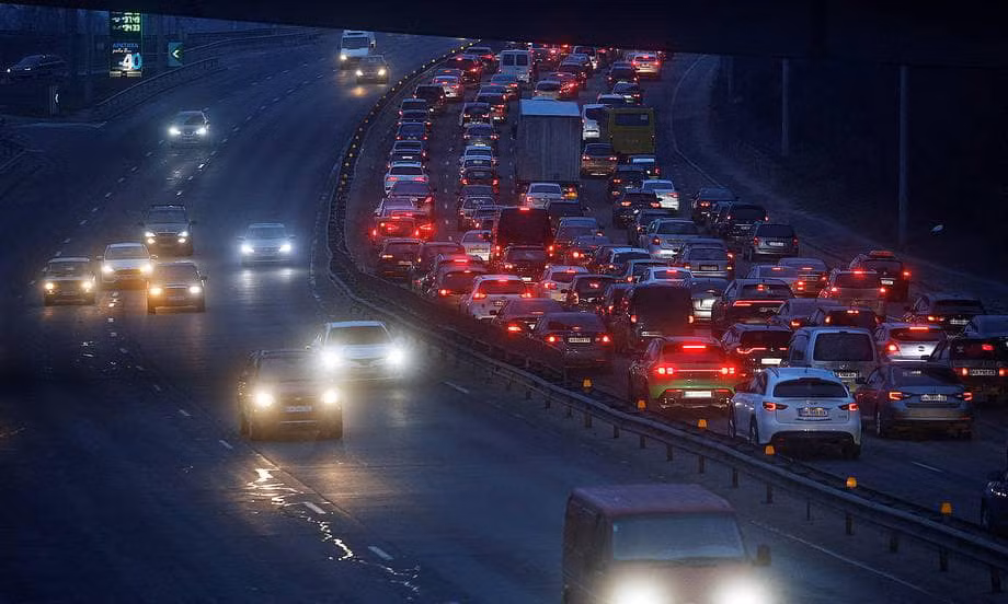 Ngược lại, tuyến cao tốc phía Tây tắc nghẽn. Ảnh: Getty.