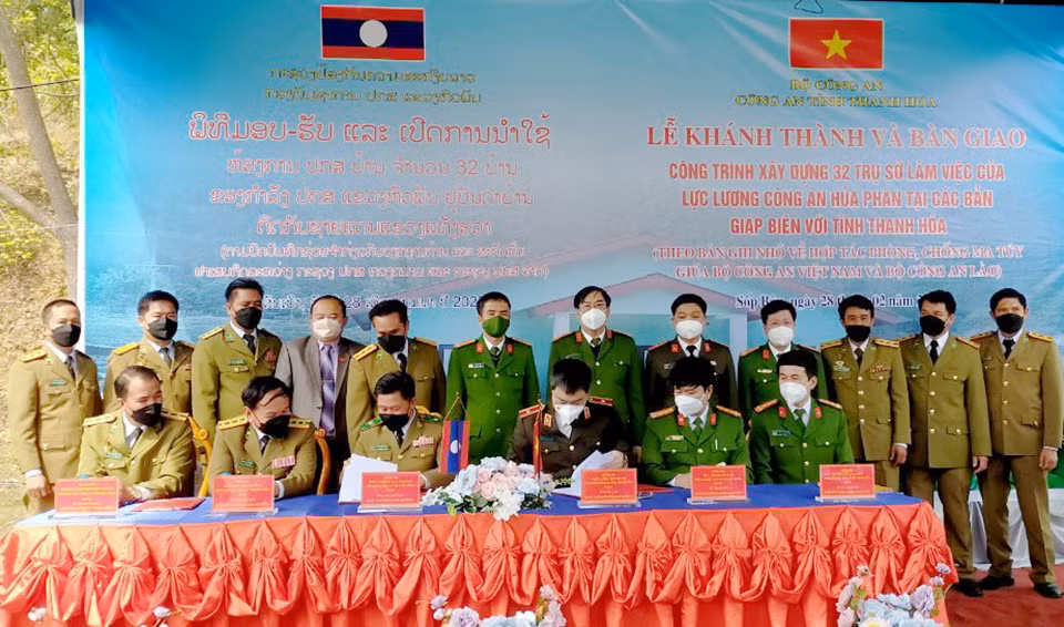 Công an tỉnh Thanh Hóa bàn giao 32 trụ sở làm việc cho Công an các bản biên giới tỉnh Hủa Phăn (Lào) -0