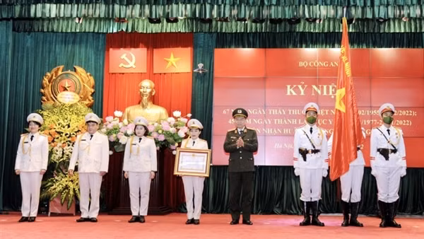 Tri ân những “chiến sĩ” áo trắng ảnh 4