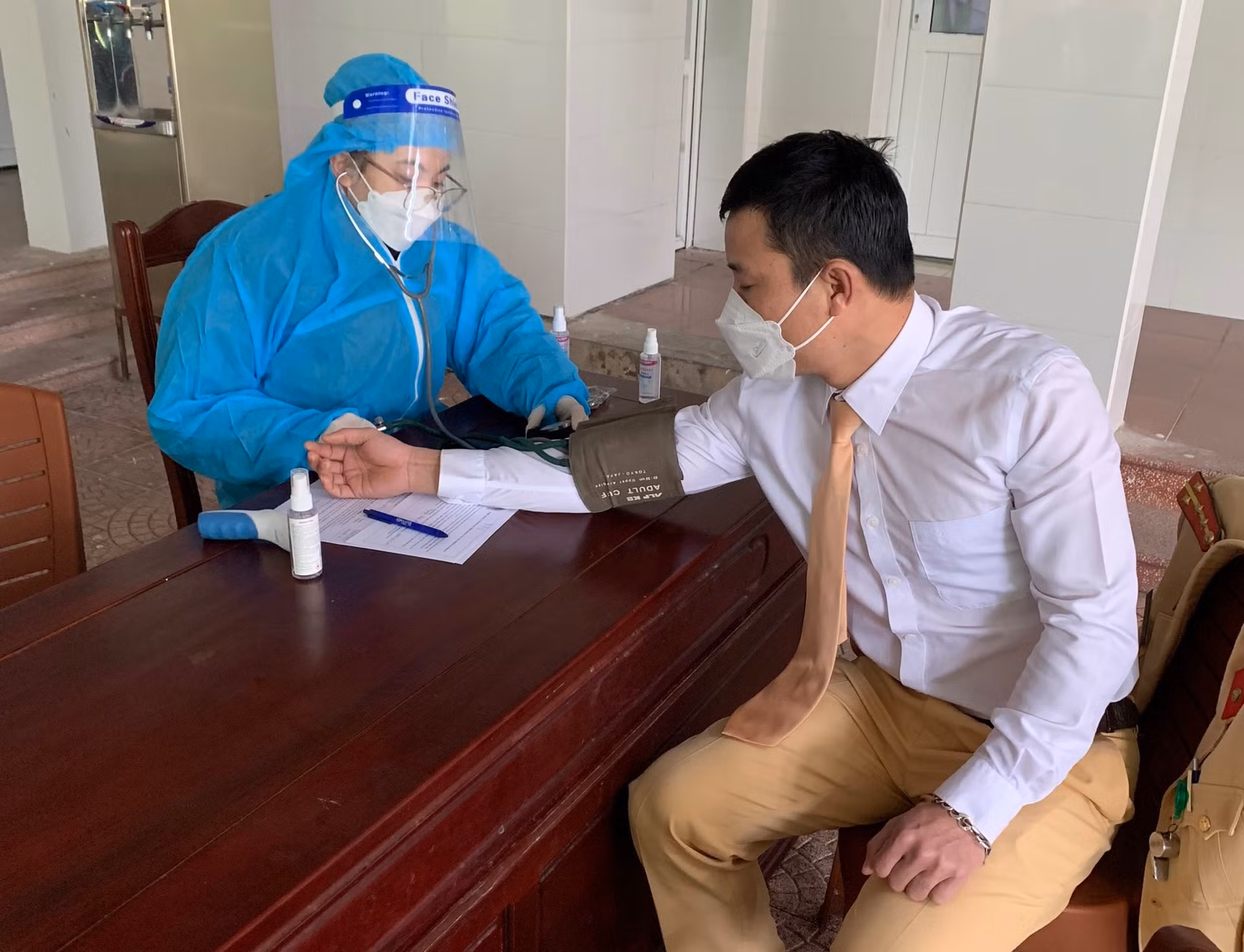 Cảm động những câu chuyện bác sỹ công an đồng hành cùng các bệnh nhân F0 -0