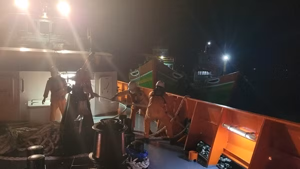 Cứu 2 ngư dân trôi dạt trên biển ảnh 3