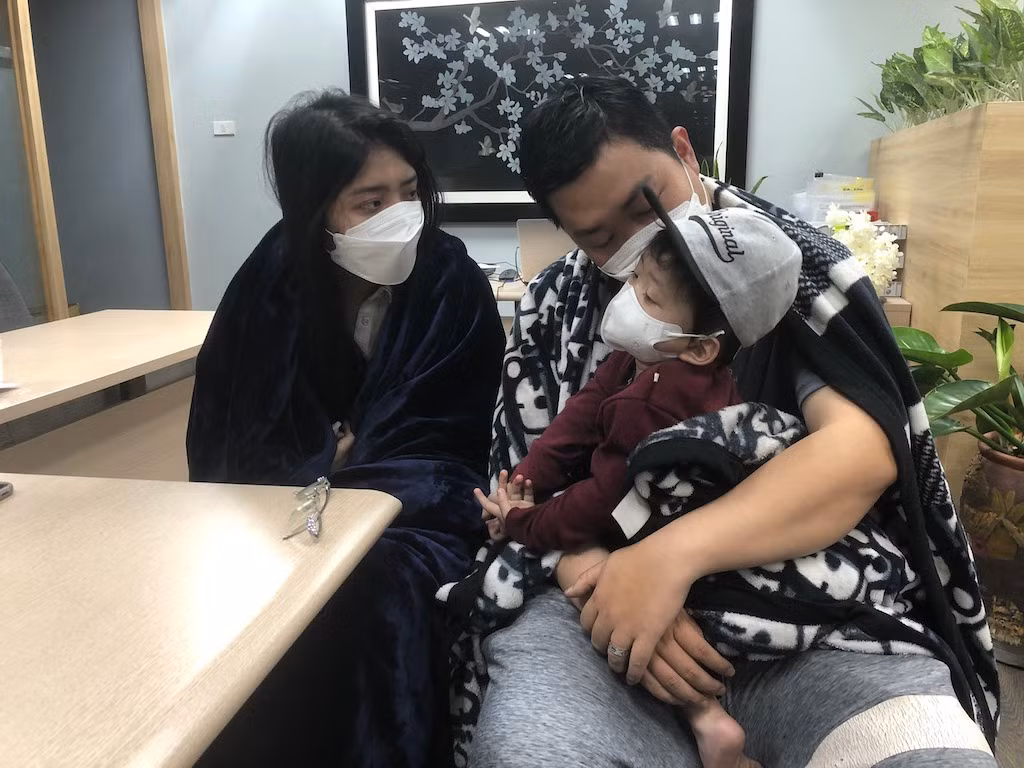 Một gia đình nhỏ 3 người được giải cứu trong đám cháy lúc rạng sáng -0