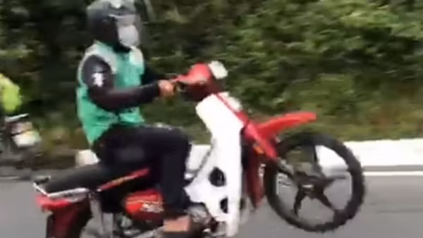 "Quái xế" nhậu đón 8/3 rồi ra đường bốc đầu quậy phá ảnh 10