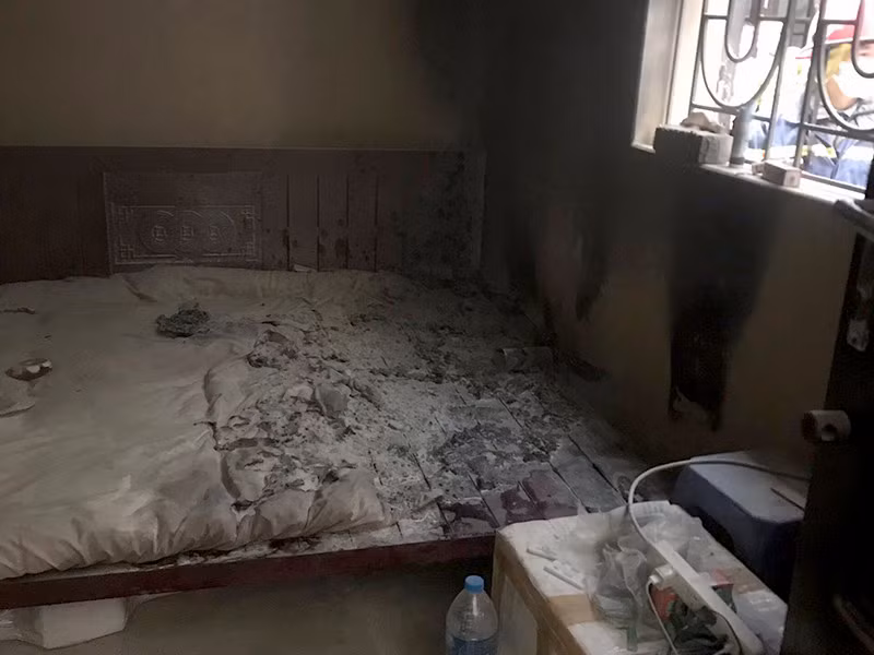 Kịp thời dập tắt đám cháy, cứu cháu bé 6 tuổi mắc kẹt bên trong -0