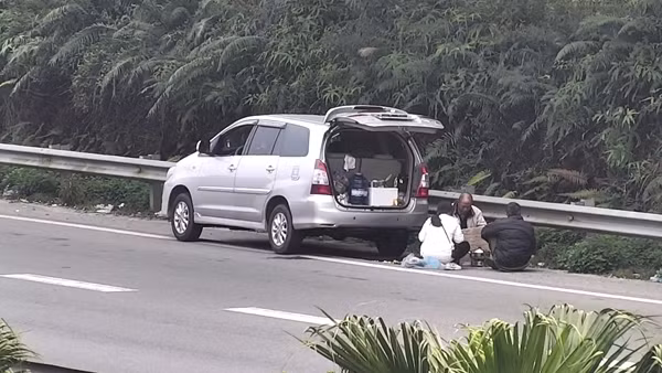 Bắt ổ nhóm làm giấy phép lái xe giả, tàng trữ thuốc phiện ảnh 2