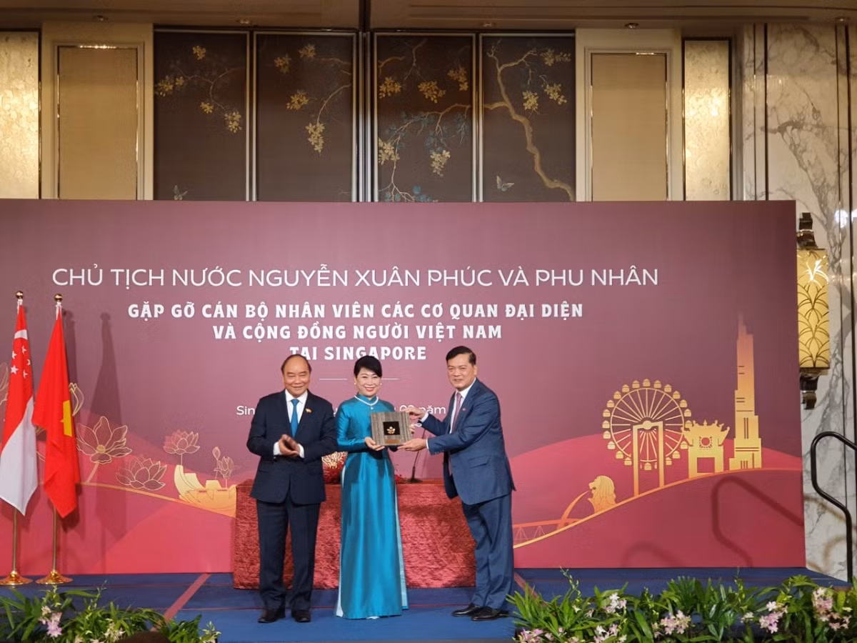 Chủ tịch nước Nguyễn Xuân Phúc gặp gỡ cộng đồng người Việt tại Singapore -0