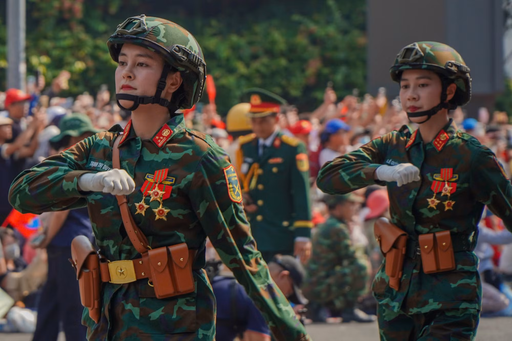 Đi giữa vòng tay nhân dân, chiếm trọn trái tim con người Việt Nam -0