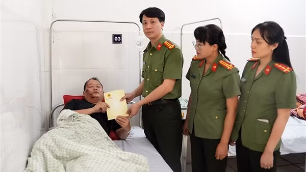 Thăm hỏi cán bộ Công an Cao Bằng&nbsp;bị thương khi làm nhiệm vụ