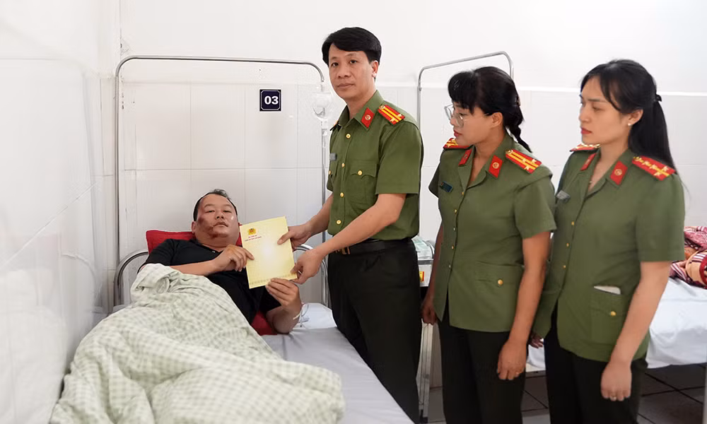Thăm hỏi cán bộ Công an Cao Bằng&nbsp;bị thương khi làm nhiệm vụ -0