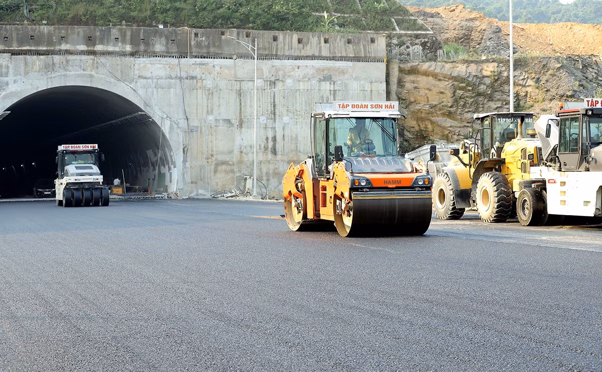 Thi công xuyên lễ trên công trường cao tốc nối Hà Tĩnh với Quảng Bình -0