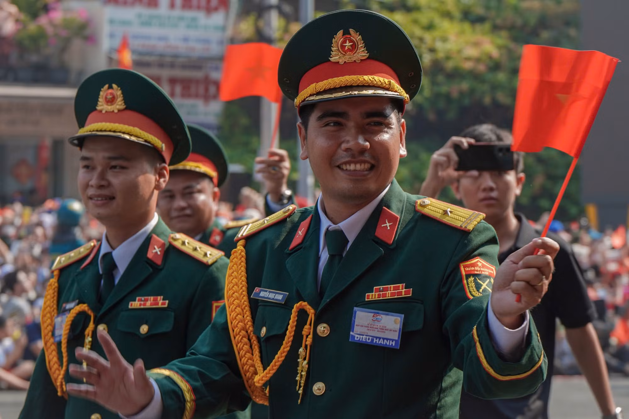 Đi giữa vòng tay nhân dân, chiếm trọn trái tim con người Việt Nam -0