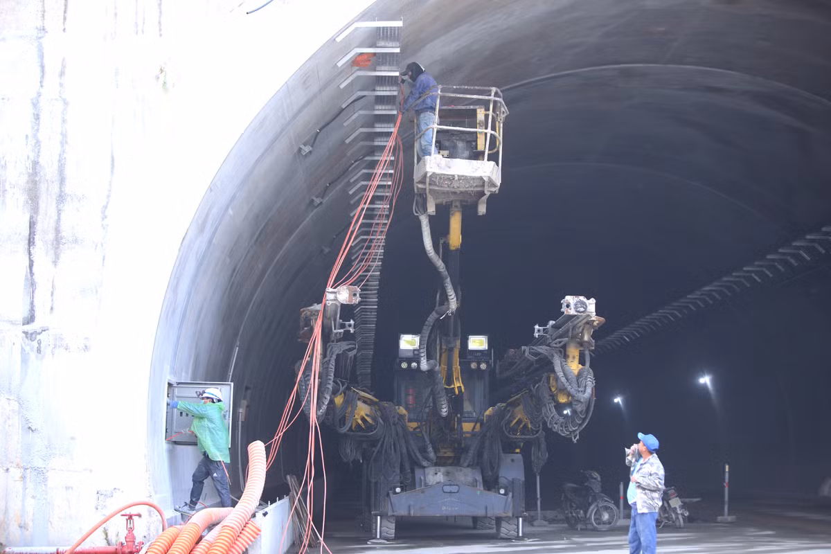 Thi công xuyên lễ trên công trường cao tốc nối Hà Tĩnh với Quảng Bình -0