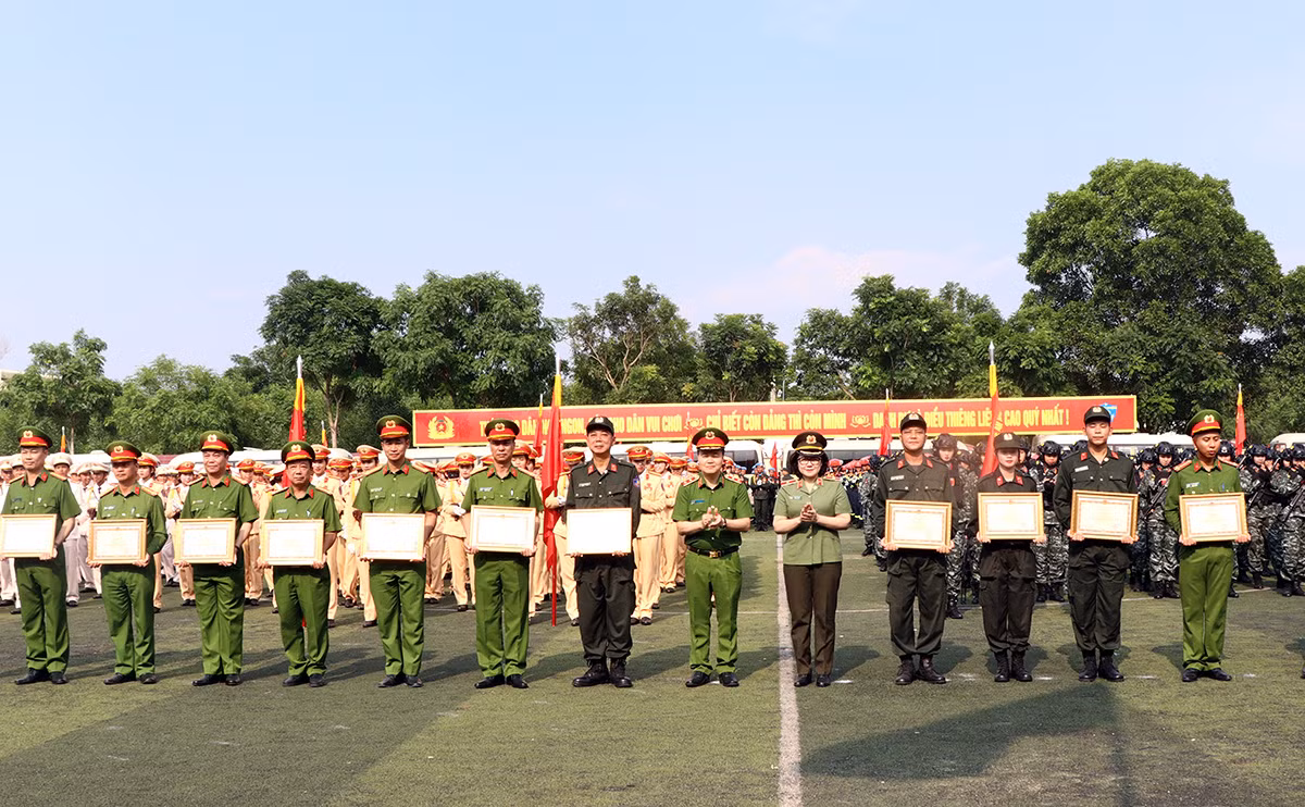 Khen thưởng hơn 2.700 tập thể, cá nhân xuất sắc trong công tác diễu binh, diễu hành Đại lễ 30-4 -0
