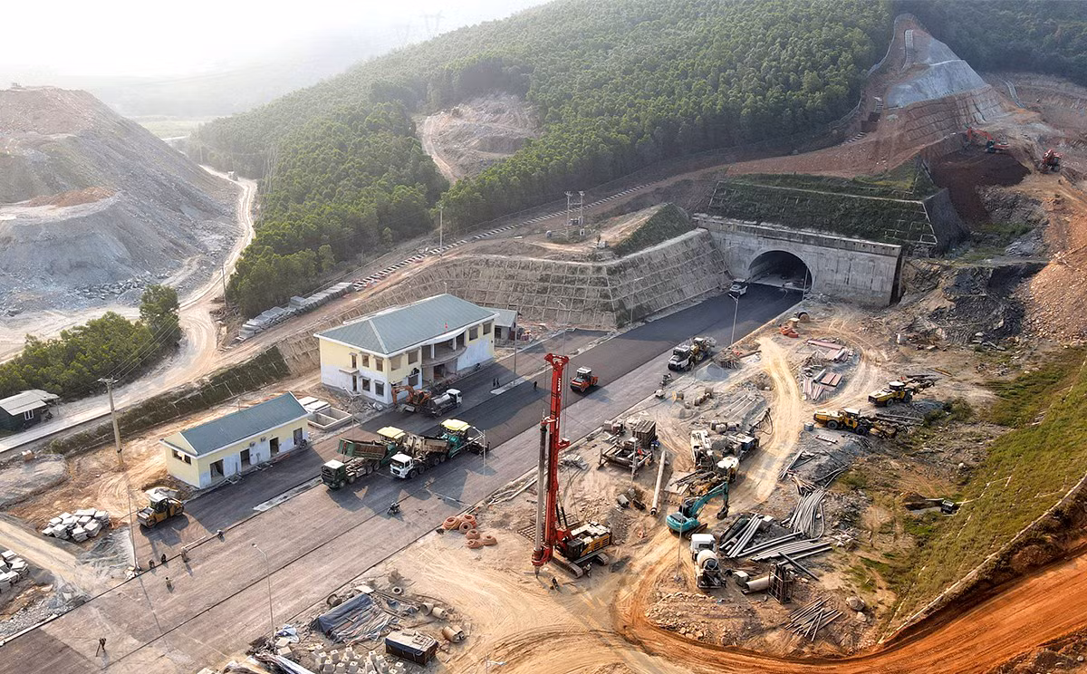 Thi công xuyên lễ trên công trường cao tốc nối Hà Tĩnh với Quảng Bình -0