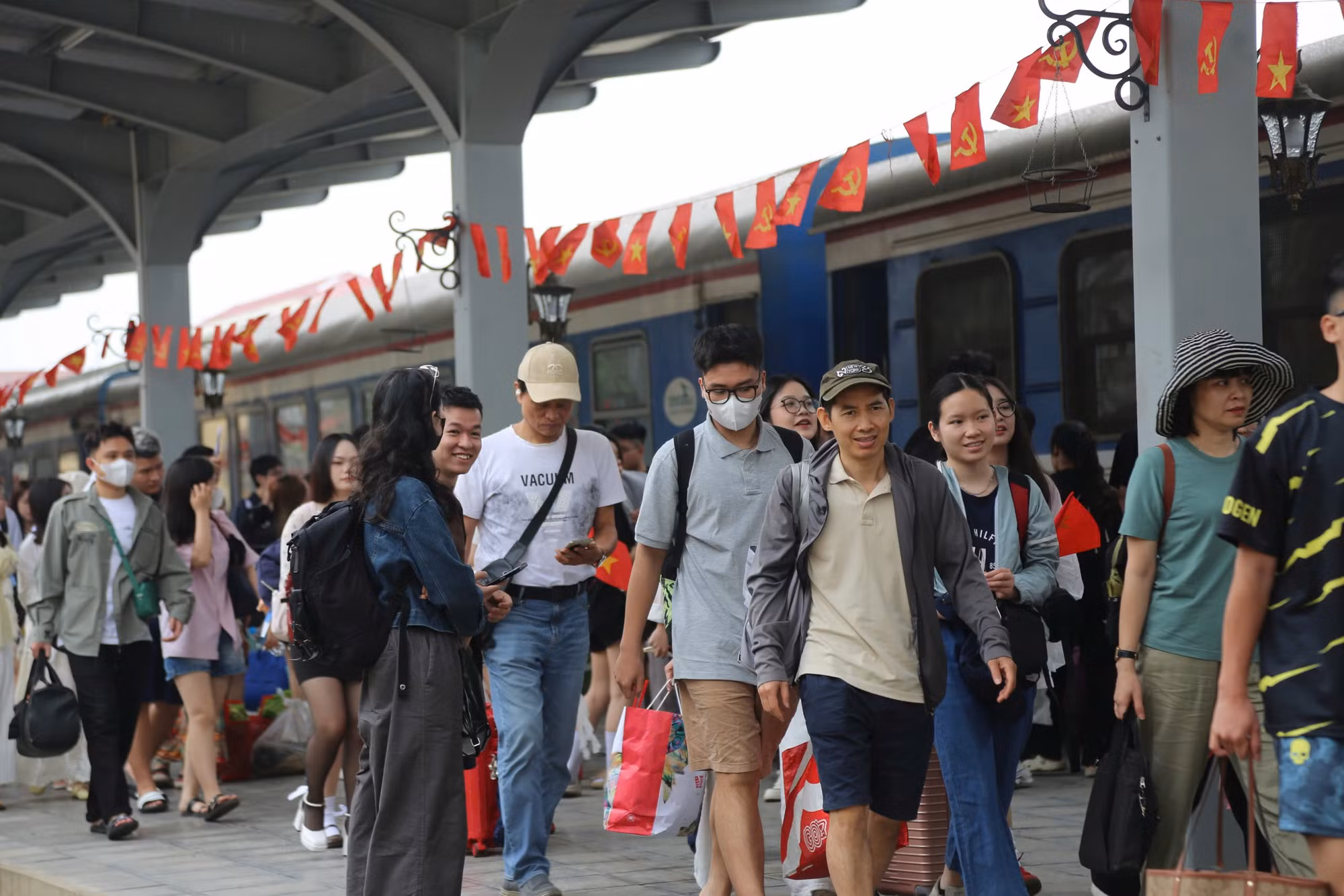 Du khách ùn ùn đổ về Hải Phòng dịp nghỉ lễ -0