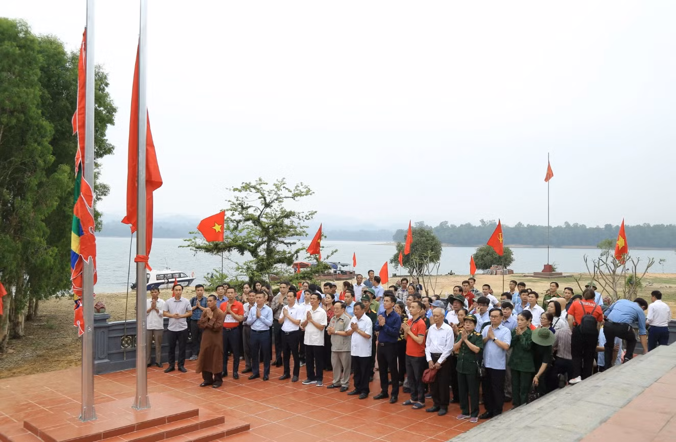 Công bố Khánh thành tổng thể Đền thờ anh hùng liệt sỹ tại hồ Kẻ Gỗ -0