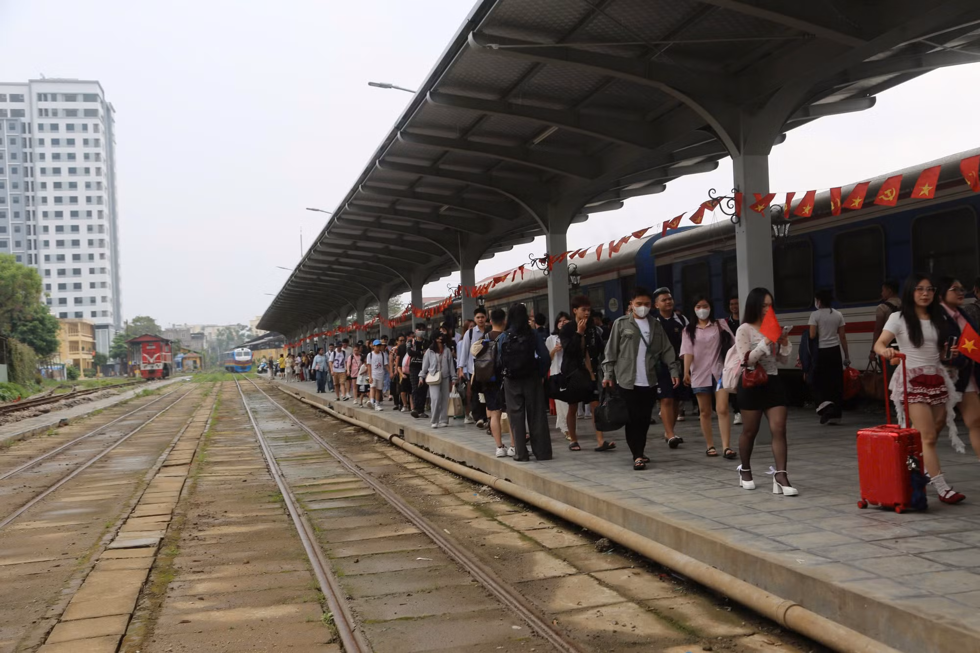 Du khách ùn ùn đổ về Hải Phòng dịp nghỉ lễ -0