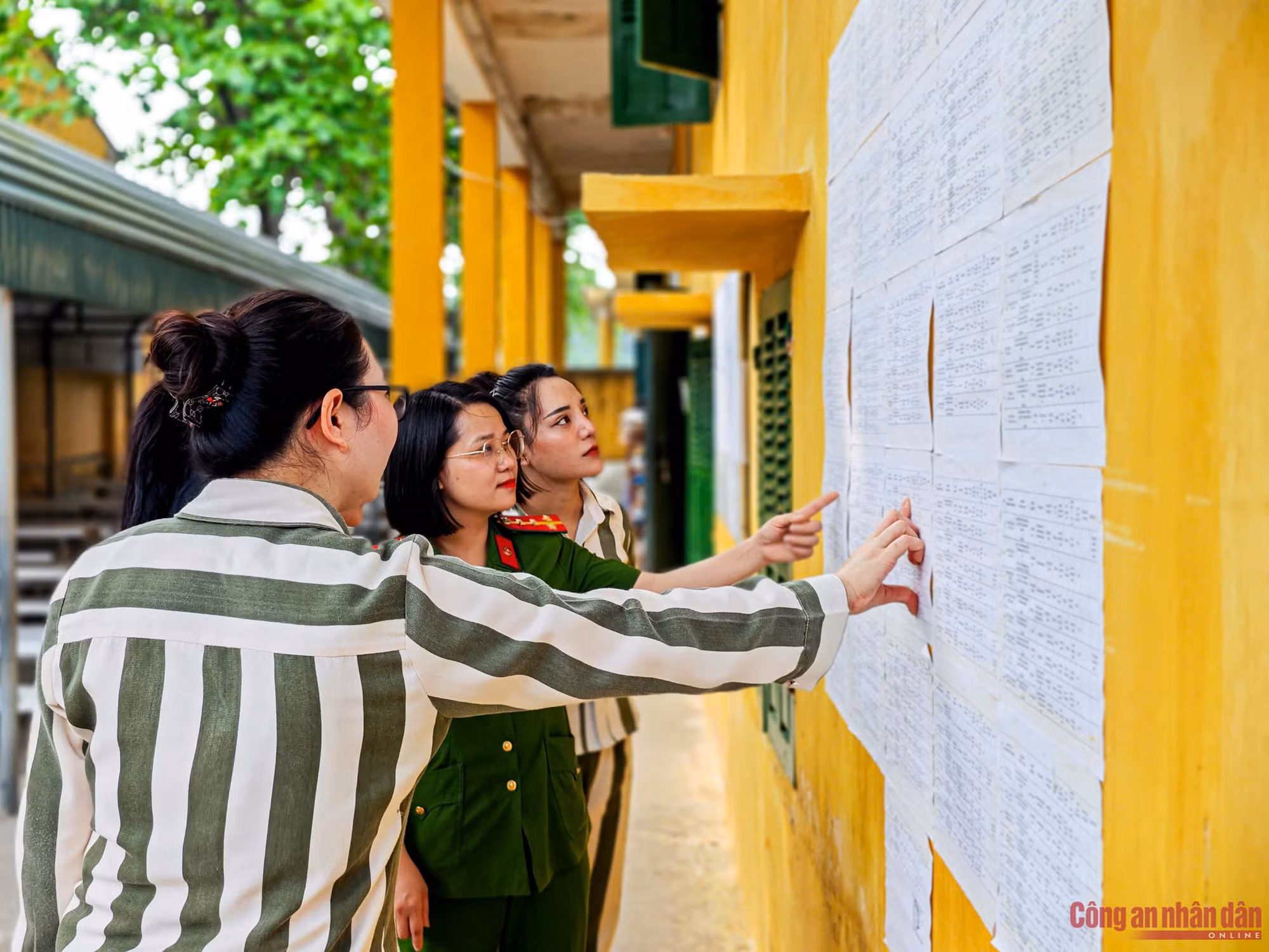 Thấp thỏm mong đến ngày về -0