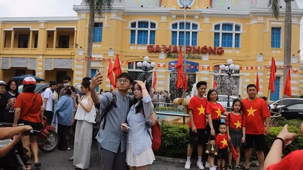 Du khách ùn ùn đổ về Hải Phòng dịp nghỉ lễ
