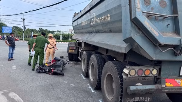 Xe đầu kéo tông 2 người tử vong khi rẽ vào khu công nghiệp