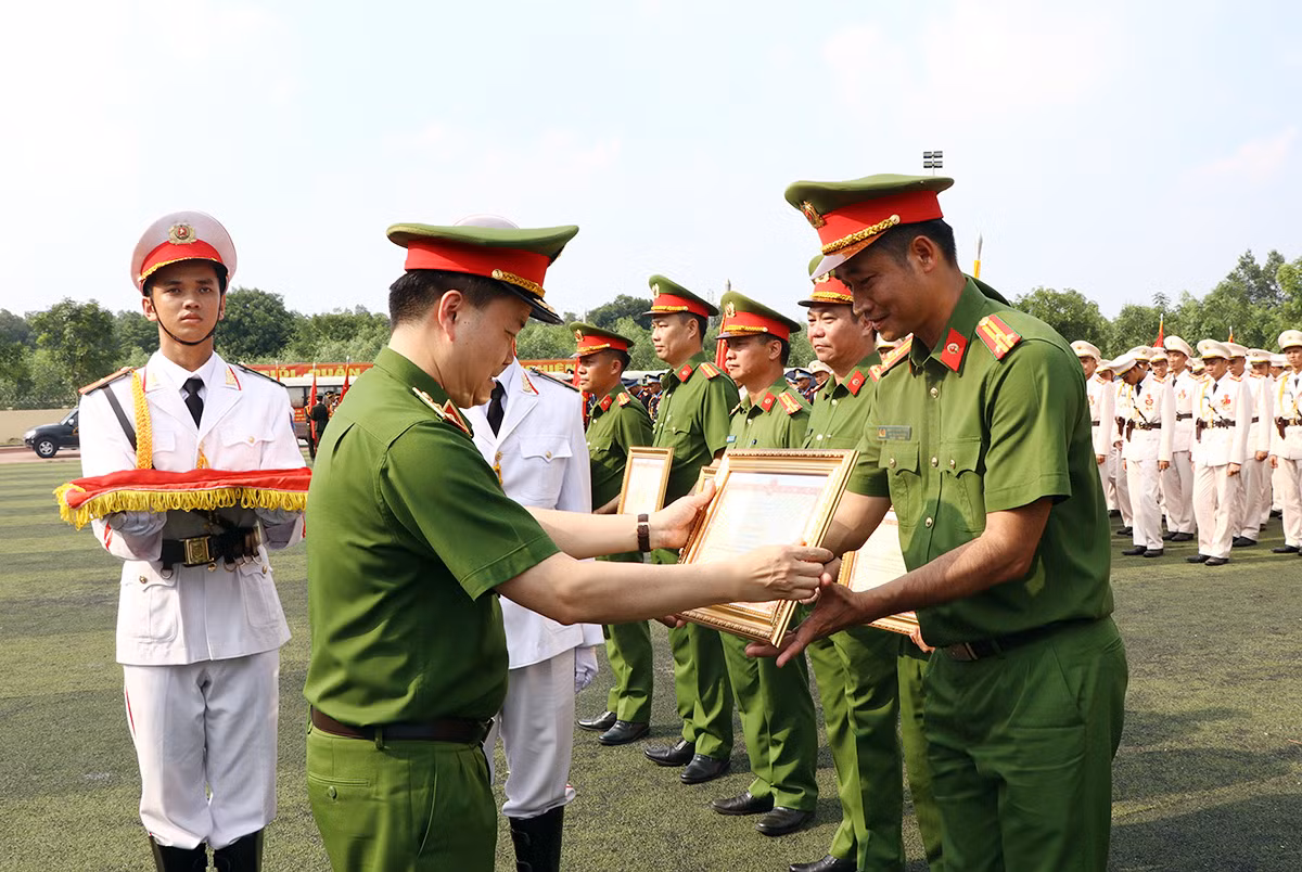 Khen thưởng hơn 2.700 tập thể, cá nhân xuất sắc trong công tác diễu binh, diễu hành Đại lễ 30-4 -0