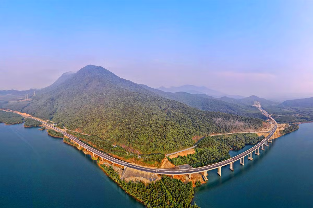 Thi công xuyên lễ trên công trường cao tốc nối Hà Tĩnh với Quảng Bình -0