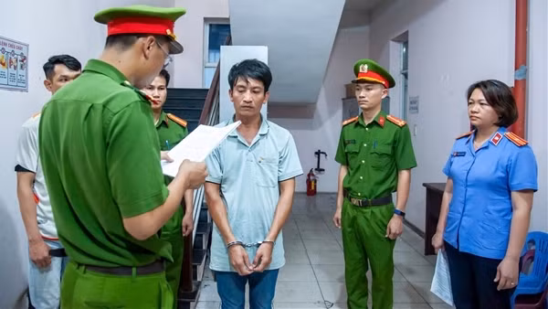 Khởi tố, bắt tạm giam tài xế xe đầu kéo tông 2 người tử vong