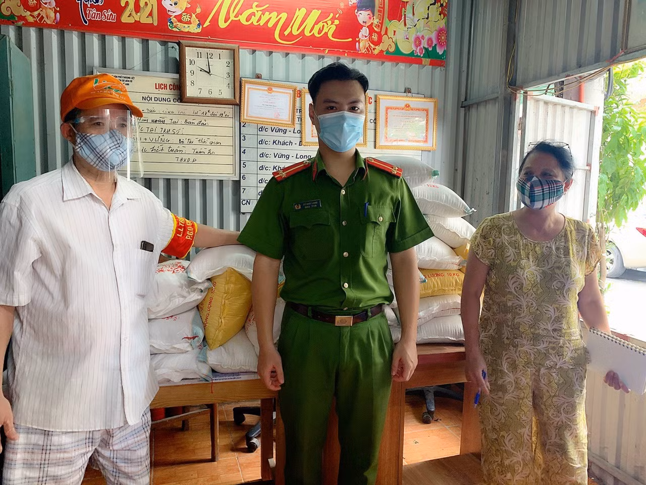 Công an quận Hoàng Mai vừa chống dịch hiệu quả, vừa đảm bảo an ninh trật tự -0