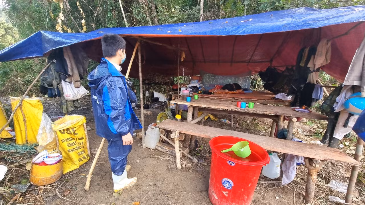 Phá rừng tan nát để khai thác vàng ngay gần chốt bảo vệ rừng -0