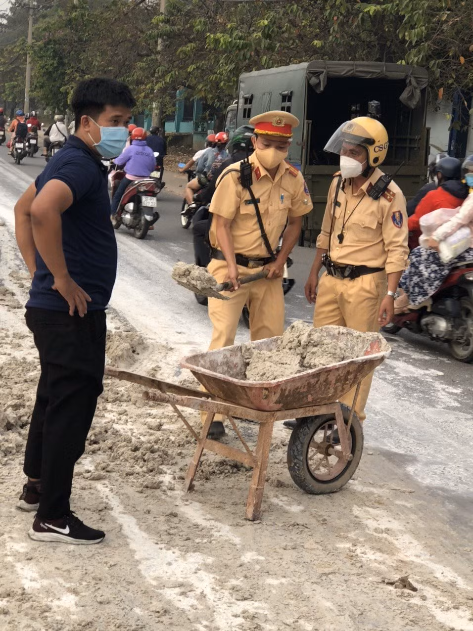 CSGT Bình Dương dọn dẹp hàng chục mét đường đầy bùn đất -0