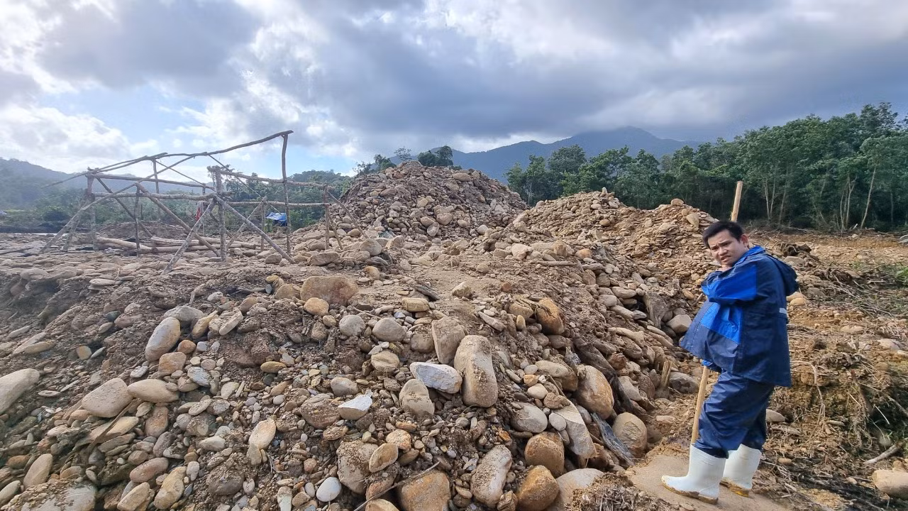 Phá rừng tan nát để khai thác vàng ngay gần chốt bảo vệ rừng -0