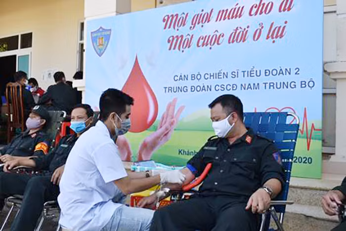 Cảnh sát cơ động nơi “mưa tuôn, nắng cháy” -0