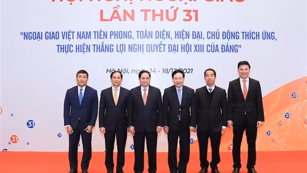 Xây dựng đội ngũ cán bộ Ngoại giao trung thành tuyệt đối với lý tưởng của Đảng, với lợi ích của dân tộc ảnh 4