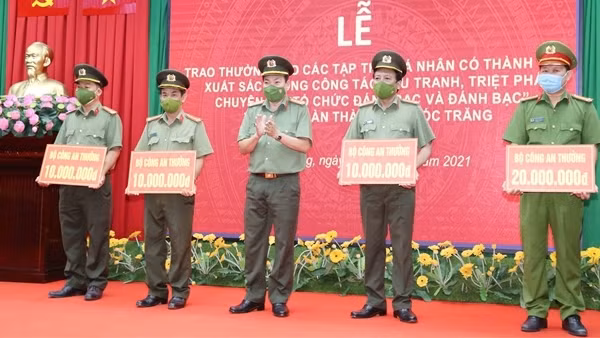 Ngồi xe lăn điều hành đường dây đánh bạc online tiền tỷ ảnh 4