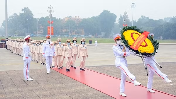 Đoàn đại biểu phụ nữ CAND báo công, vào Lăng viếng Bác