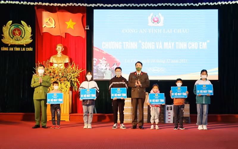 ban giám đốc công an tỉnh trao máy tính cho các cháu con cán bộ, chiến sỹ có hoàn cảnh khó khăn.jpg -0