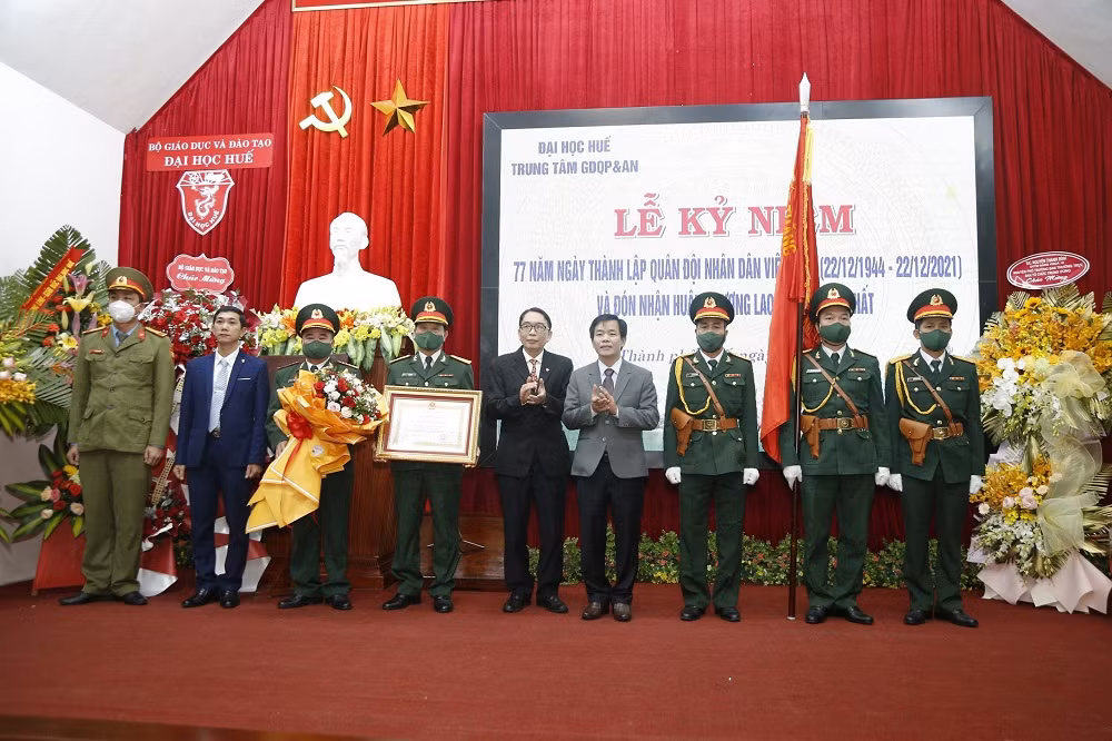 Trung tâm GDQP & AN Đại học Huế đón nhận Huân chương Lao động hạng Nhất -0