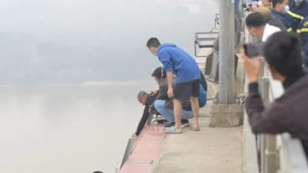 Người mẹ trẻ ôm 2 con nhảy cầu ảnh 6