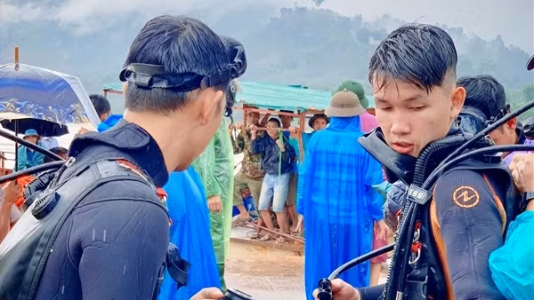 Cứu 3 người dân mắc kẹt ở 2 nhà bè bị nước lũ cuốn trôi trên sông Lô ảnh 4