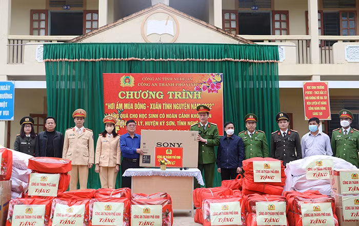Công an TP Vinh hỗ trợ học sinh vùng biên giới -0