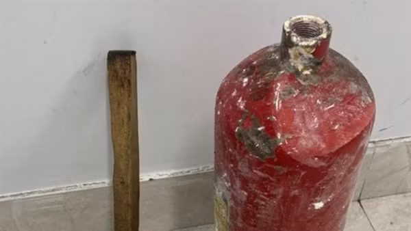 Đập bình chữa cháy gây nổ làm 4 người bị thương