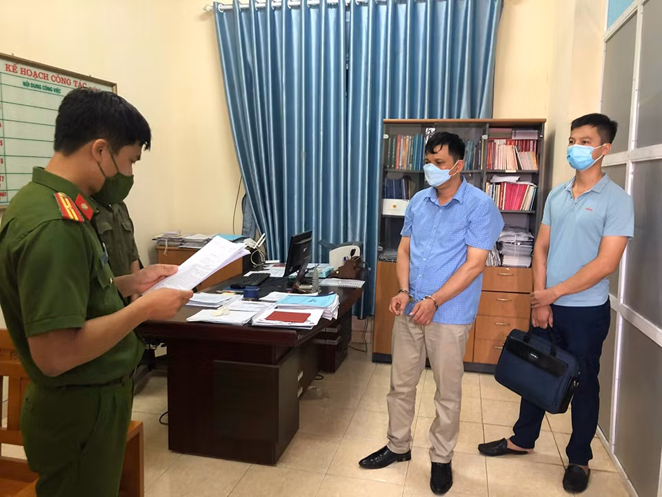 Hiệu trưởng và Trưởng ban đại diện hội cha mẹ học sinh chiếm đoạt tài sản -0