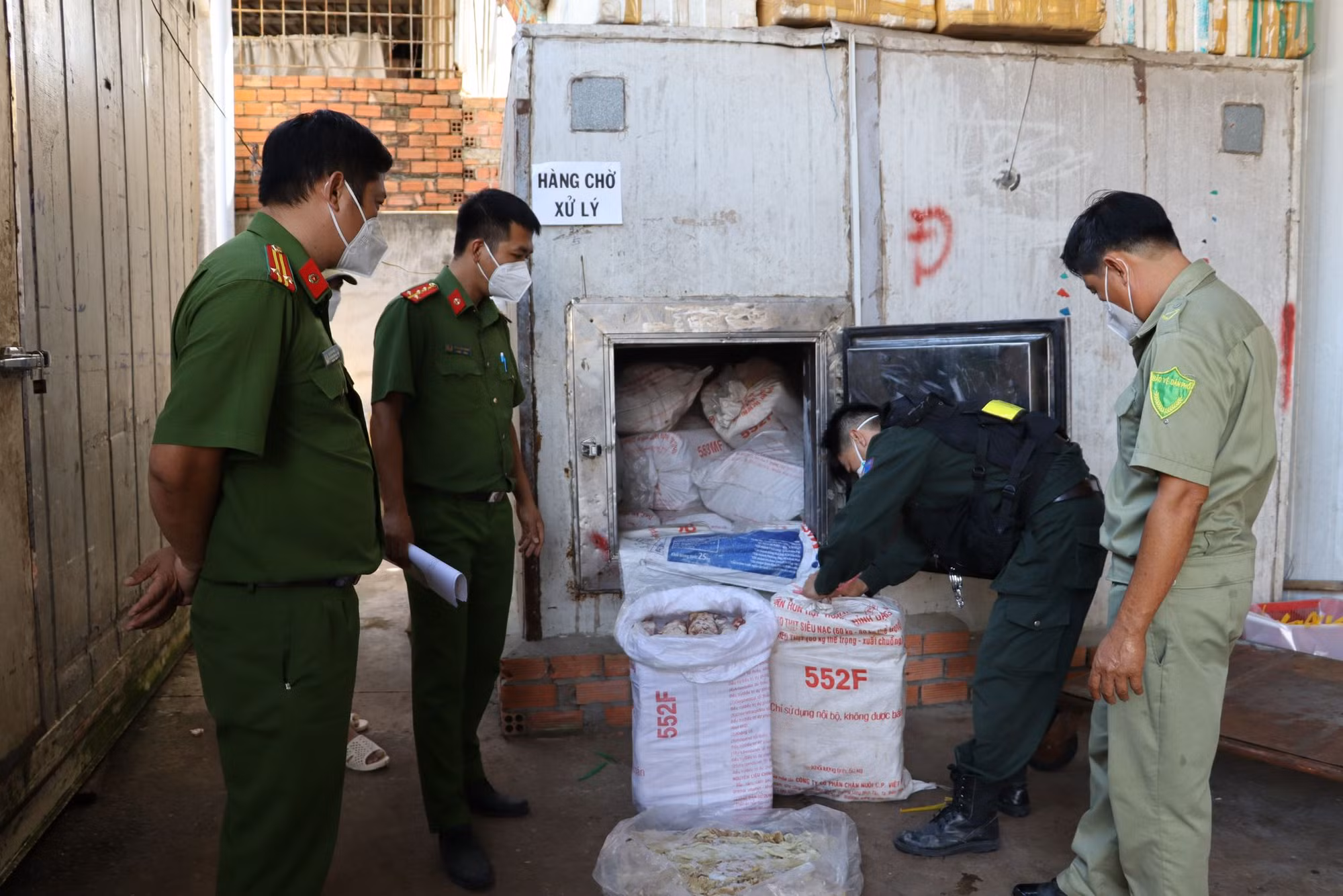 Công ty thực phẩm có 3 container chứa gần 10 tấn nội tạng lợn bốc mùi -0