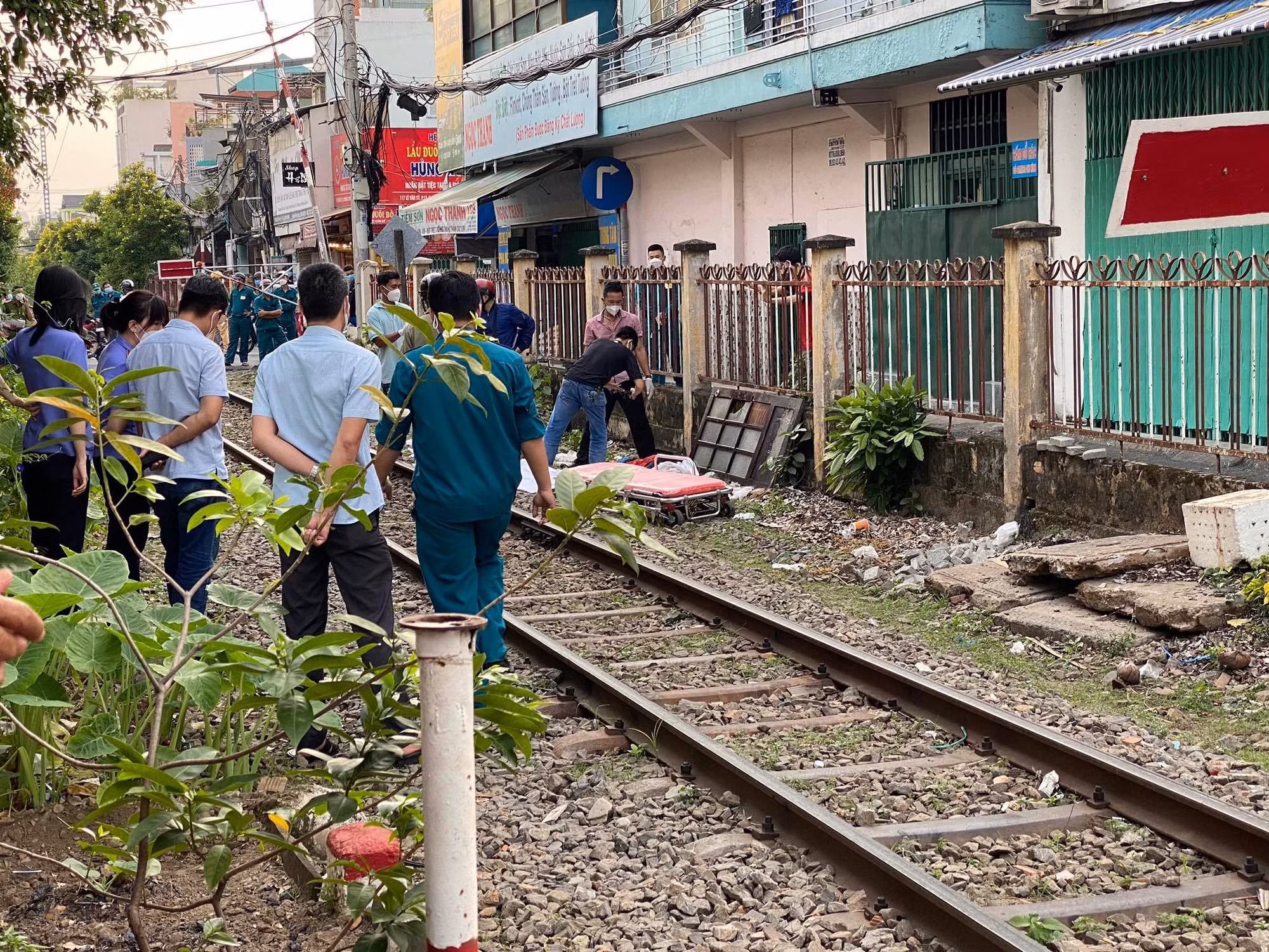 Lao vào tàu hỏa sau khi cãi nhau với người thân -1