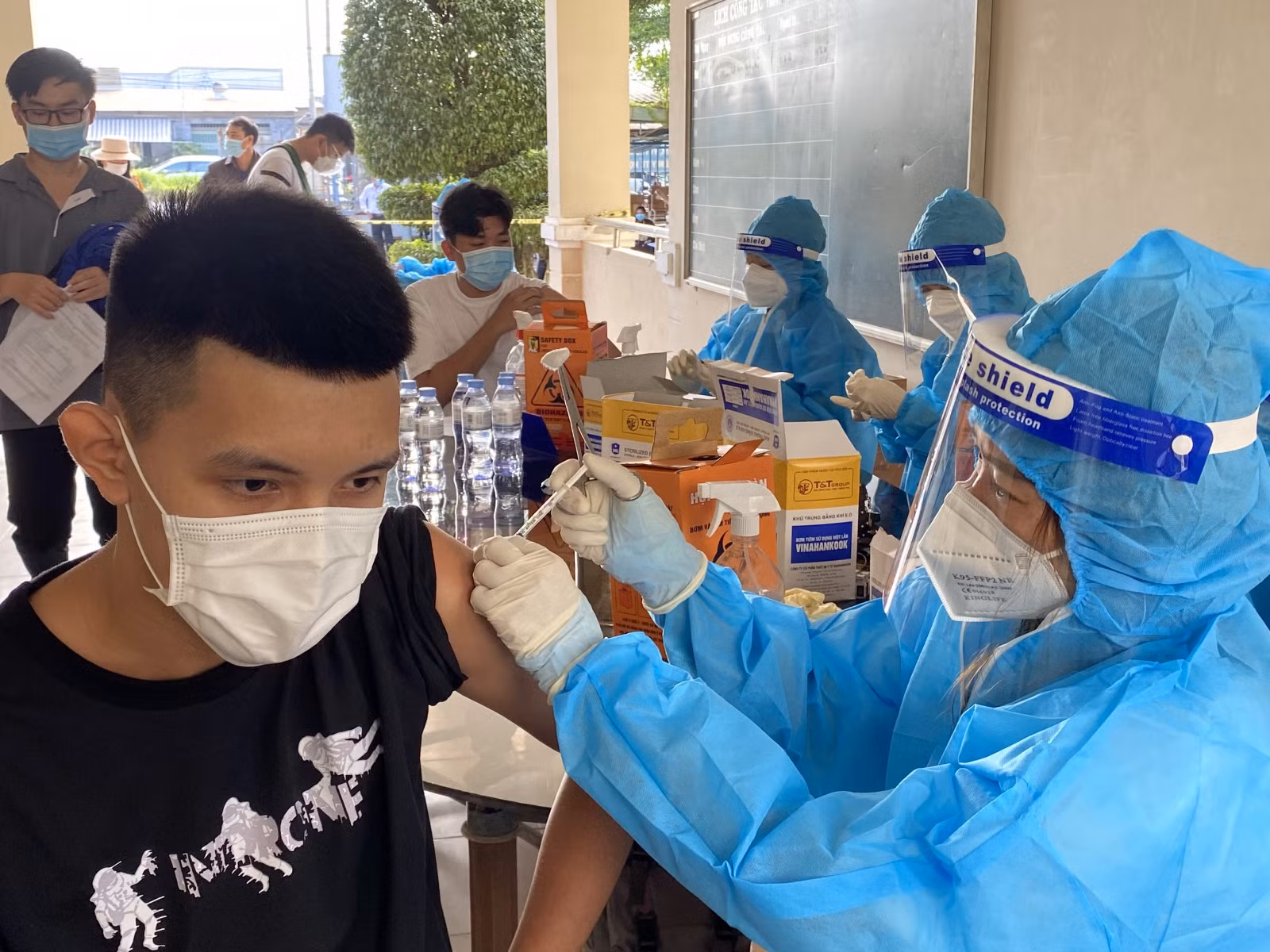 Phải thần tốc tiêm vaccine cho người dân -0