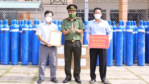 Đến tận nhà tặng quà, thuốc điều trị COVID-19 cho người dân khó khăn ảnh 5