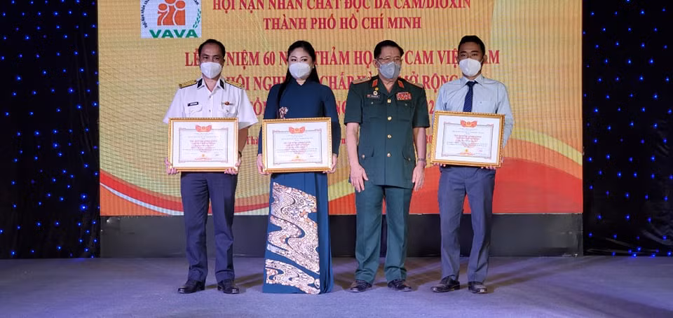 Vinh danh các tấm lòng vàng giúp đỡ nạn nhân chất độc da cam -0