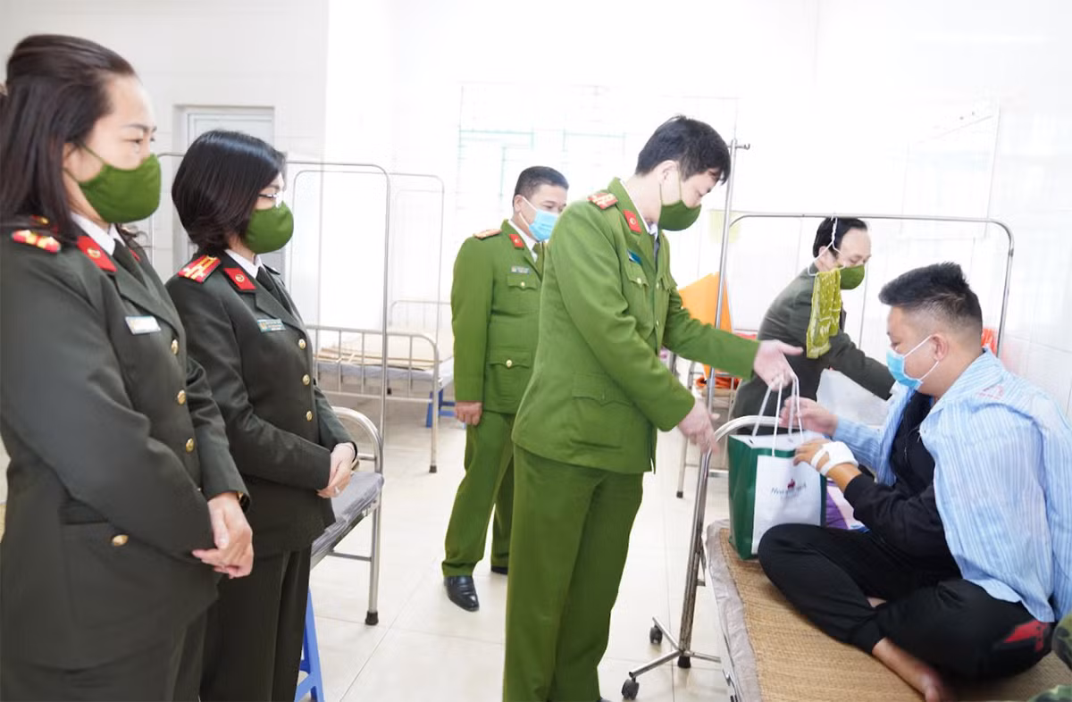 Khen thưởng&nbsp;Công an xã bị thương khi làm nhiệm vụ -0