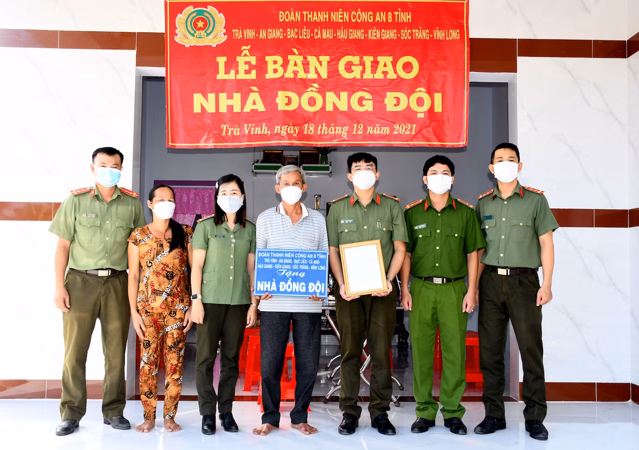 Đoàn thanh niên Công an 8 tỉnh bàn giao nhà đồng đội -0